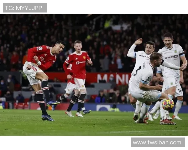 伯恩利与曼联激战正酣比分揭晓球迷热议精彩瞬间 伯恩利与曼联激战正酣比分揭晓球迷热议精彩瞬间